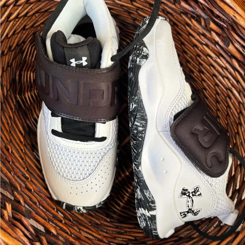 NEW Under Armour Kids' Zone Basketball 2 Basketball Shoes Boys size 2 Sneakers
